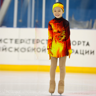 Фигуристка стоит на льду 