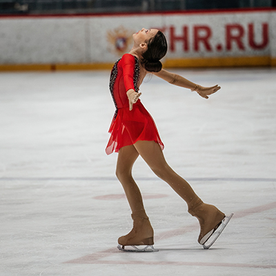 Фигуристка выполняет танец на льду