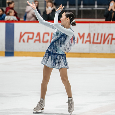 Фигуристка выполняет танец на льду